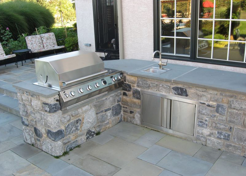 Local Stone Blend Outdoor Entertainment Area with Bluestone Accents